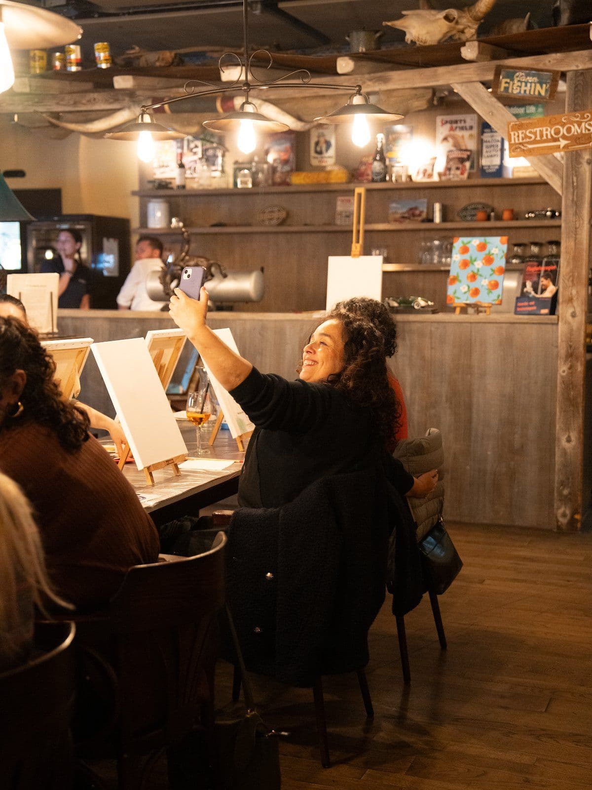 Teilnehmerin bei einem heycreate Paint Event in einer Bar in Zürich