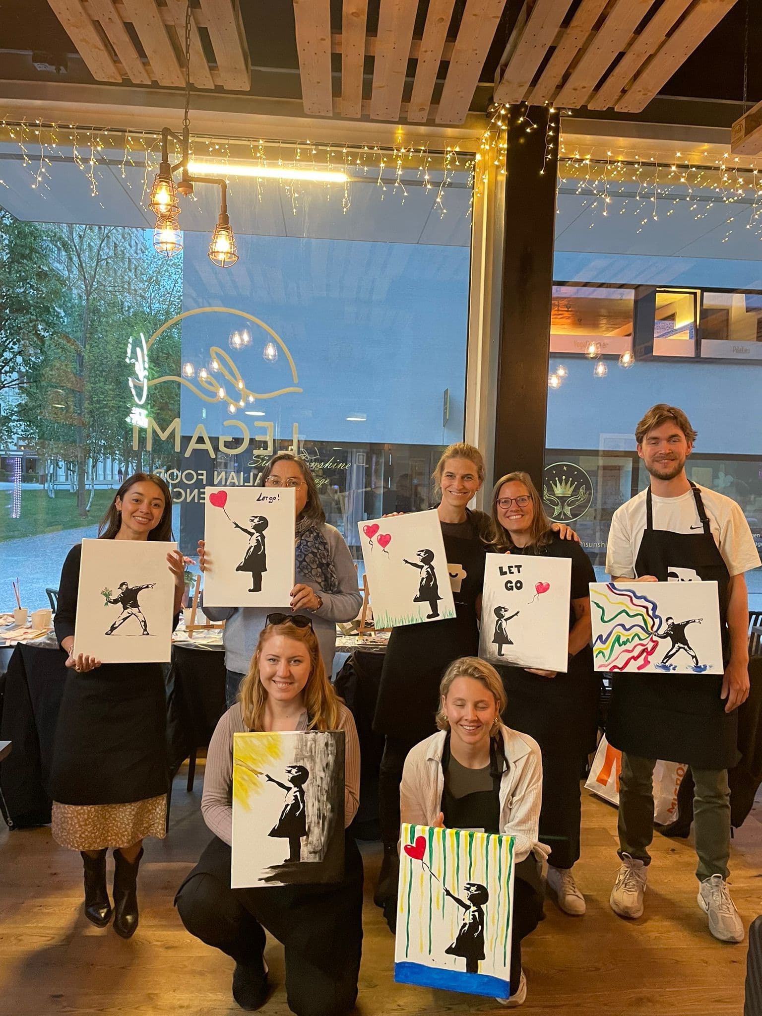 heycreate Gruppe zeigt Bilder in warmer Abendstimmung